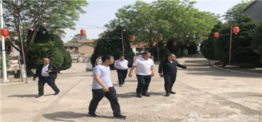 首陽山煤業(yè)董事長竇金山、辦公室主任郭軍深入上黨區(qū)西火鎮(zhèn)十泉嶺村開展振興、建設(shè)鄉(xiāng)村旅游幫扶對接工作