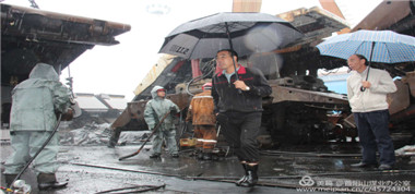 【紀(jì)實(shí)報(bào)道】雨中的液壓支架維修工人