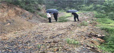 【雨季三防】首陽山煤業(yè)開展礦區(qū)附近地表裂縫和廢棄井筒巡查工作