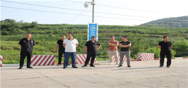 首陽山煤業(yè)開展地面安全隱患大檢查暨道路交通安全駕駛勸導(dǎo)工作