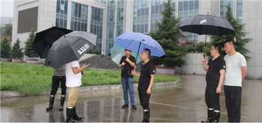 【雨季巡查不松懈 筑牢防汛安全網(wǎng)】 首陽山煤業(yè)扎實(shí)開展防汛雨中巡查工作