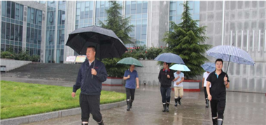 不忘初心，縱使大雨磅礴；砥礪前行，安全不可松懈。