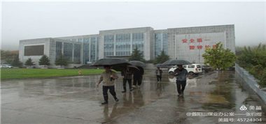 冒雨巡查不放松，筑牢安全防線